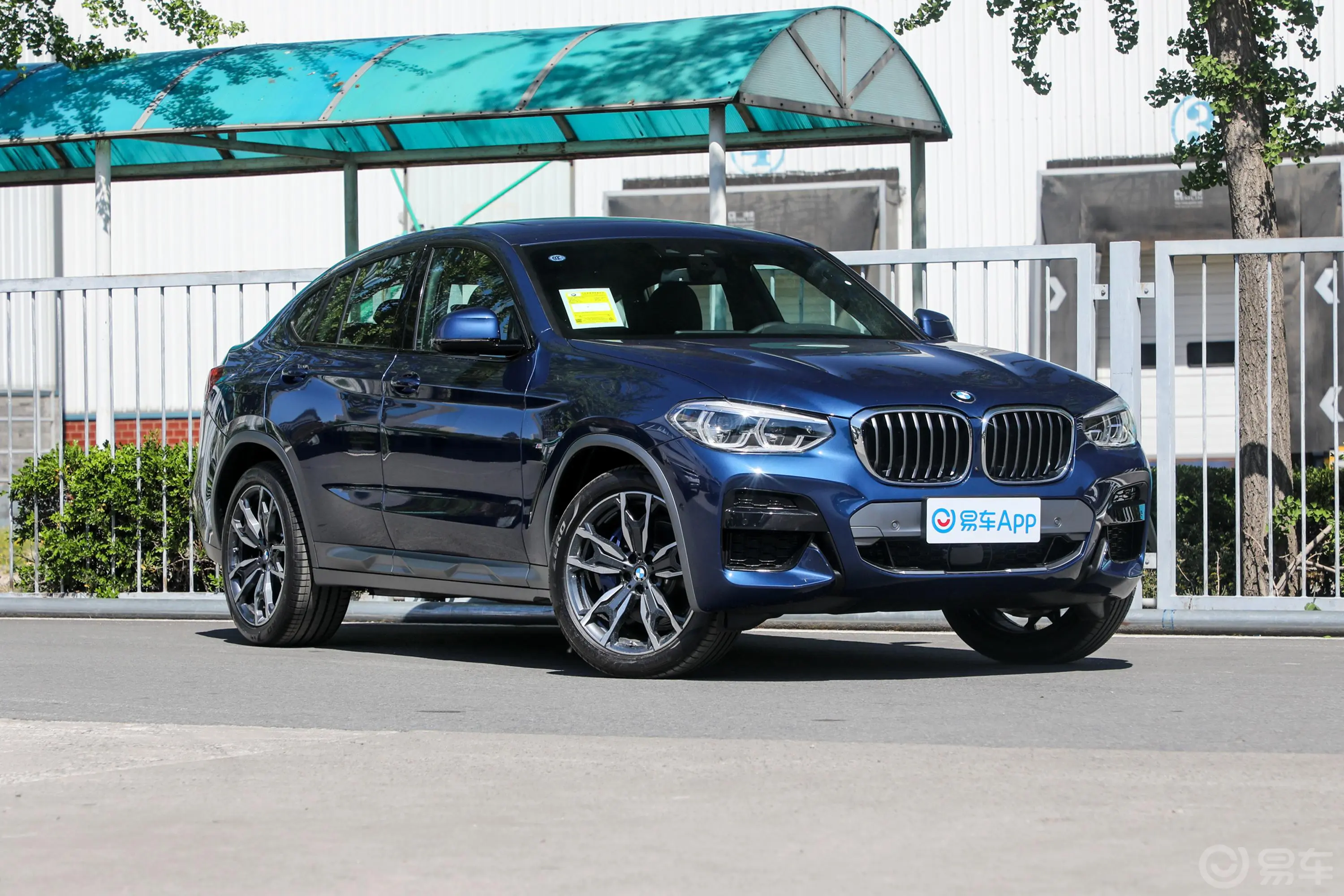 宝马X4xDrive30i M越野套装发动机舱盖内侧