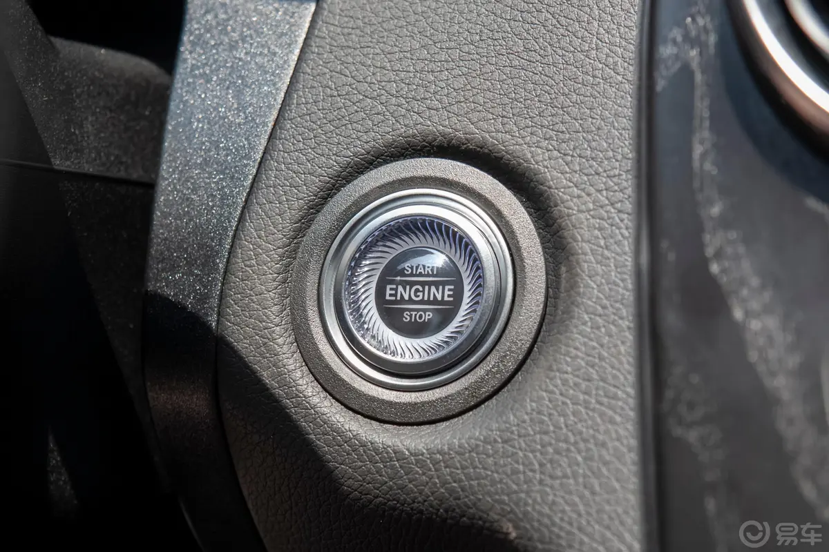 奔驰C级改款 C 200 L 动感型运动版钥匙孔或一键启动按键