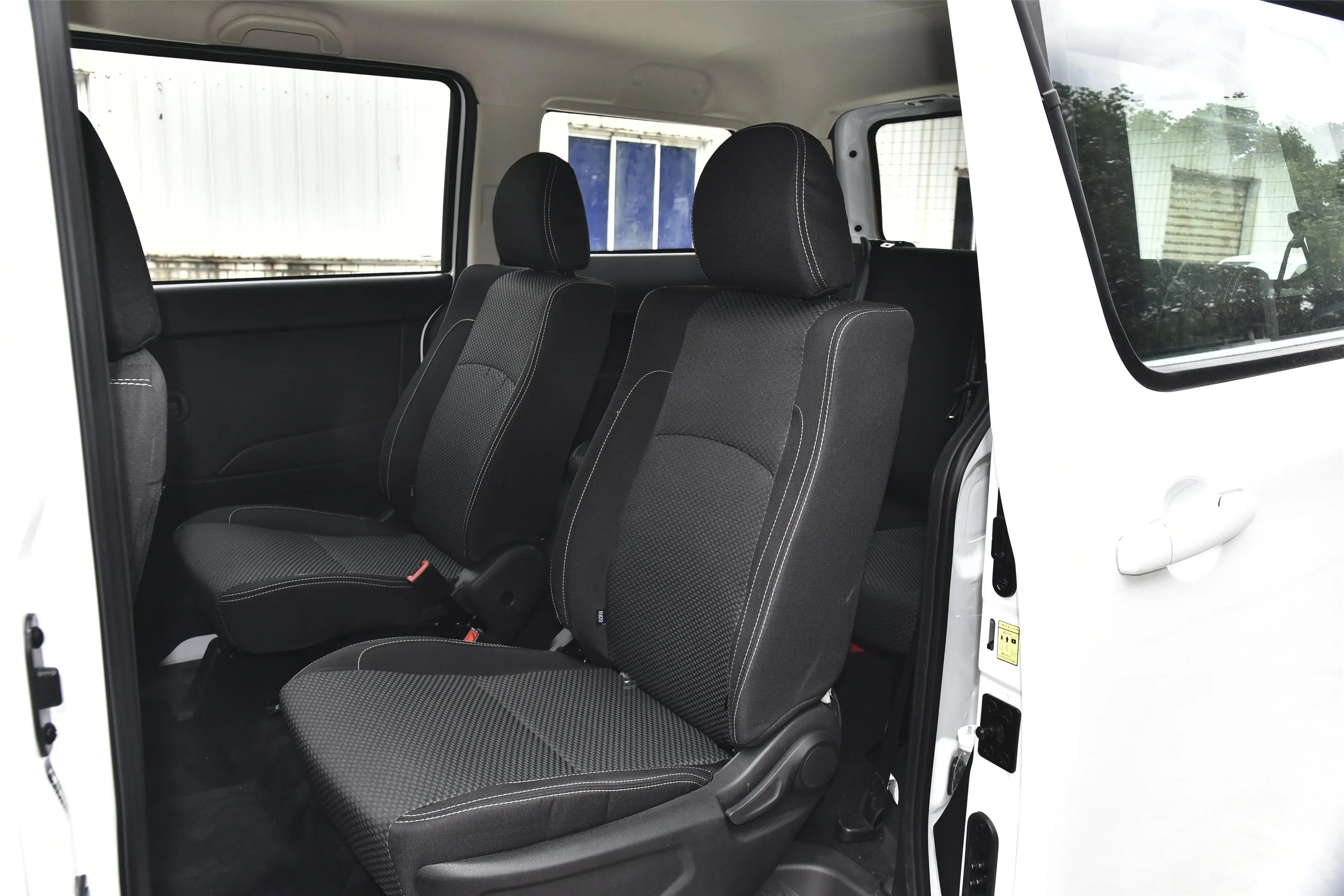 斯派卡1.5L 手动 舒适型后备厢开启45度侧拍