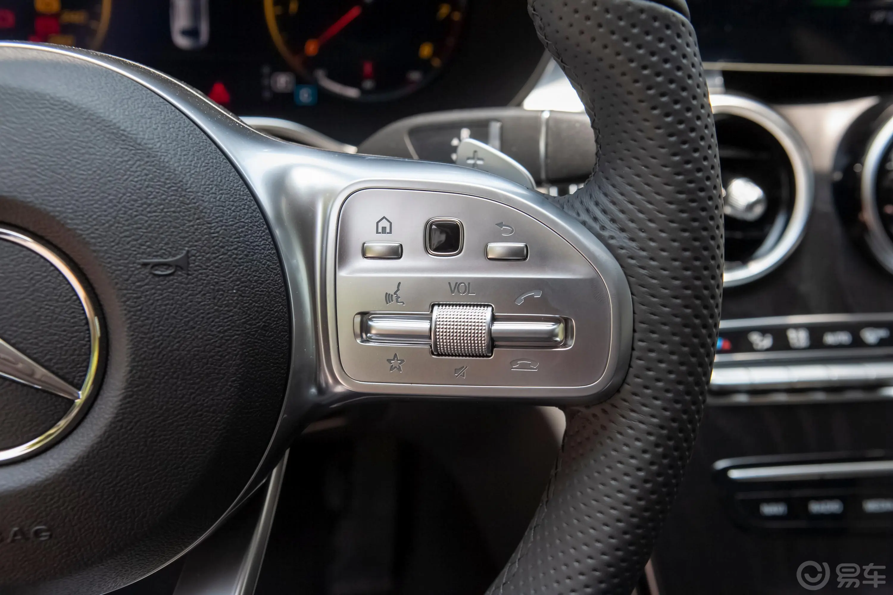 奔驰C级改款 C 200 L 动感型运动版右侧方向盘功能按键