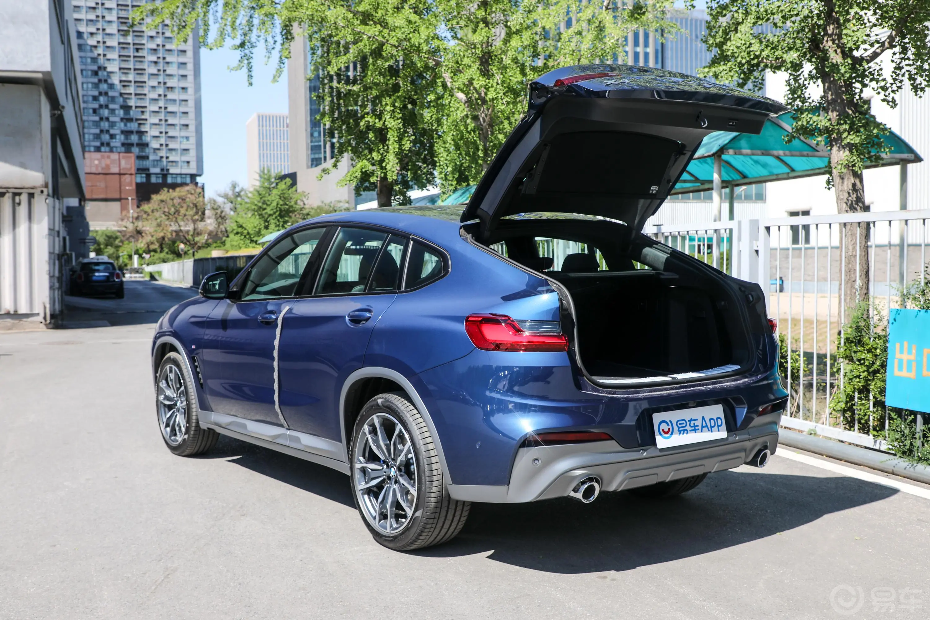 宝马X4xDrive30i M越野套装后备厢开启45度侧拍