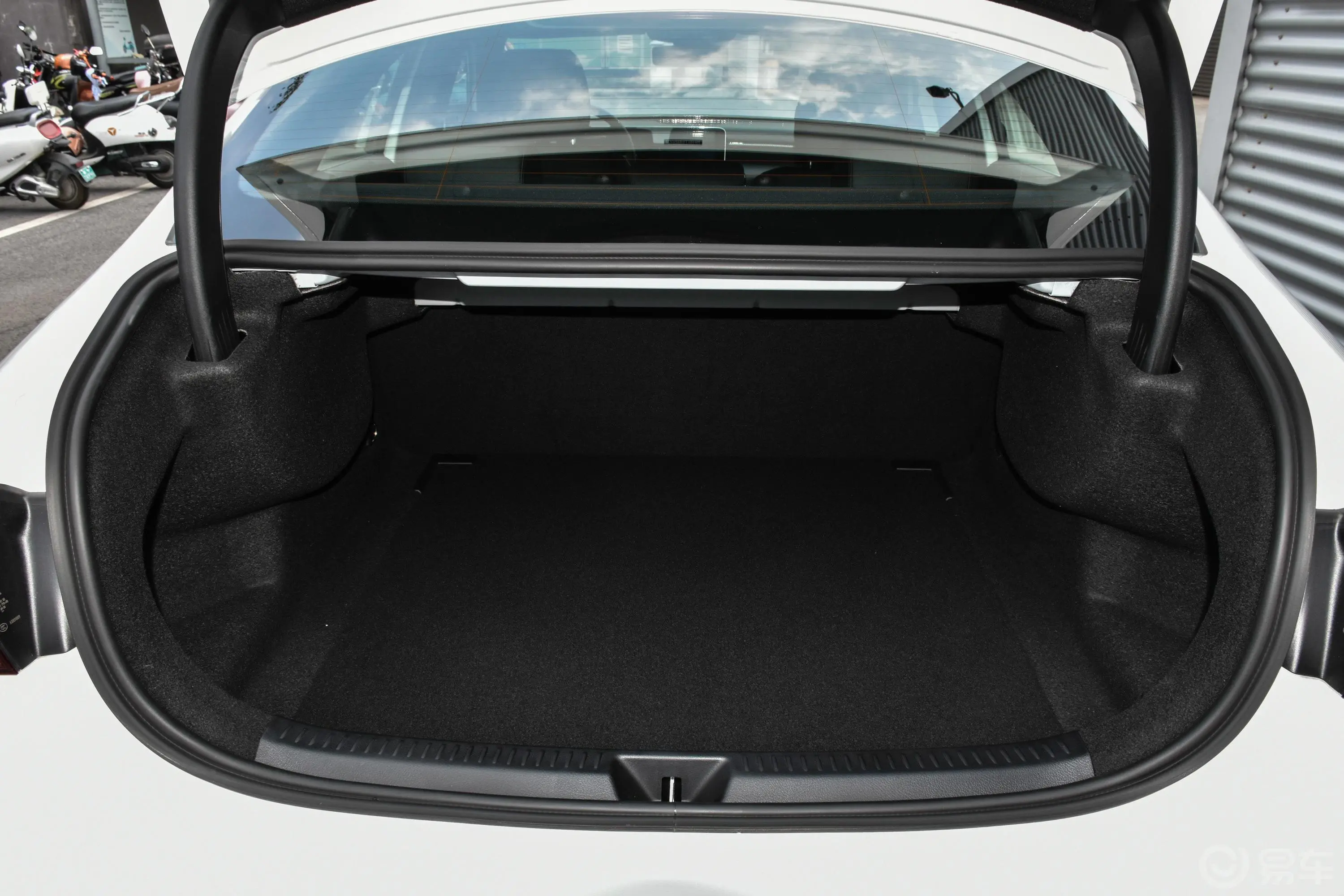 奔驰A级改款 A 180 L 运动轿车特殊配置后备厢空间特写