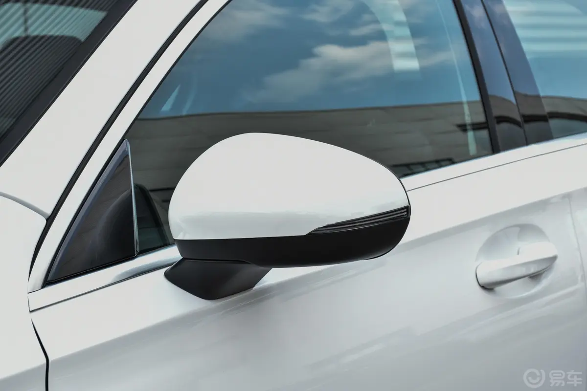 奔驰A级改款 A 180 L 运动轿车特殊配置主驾驶后视镜背面