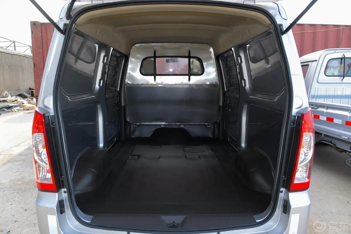 五菱荣光EV300KM 封窗版基本型 2座后备厢空间特写