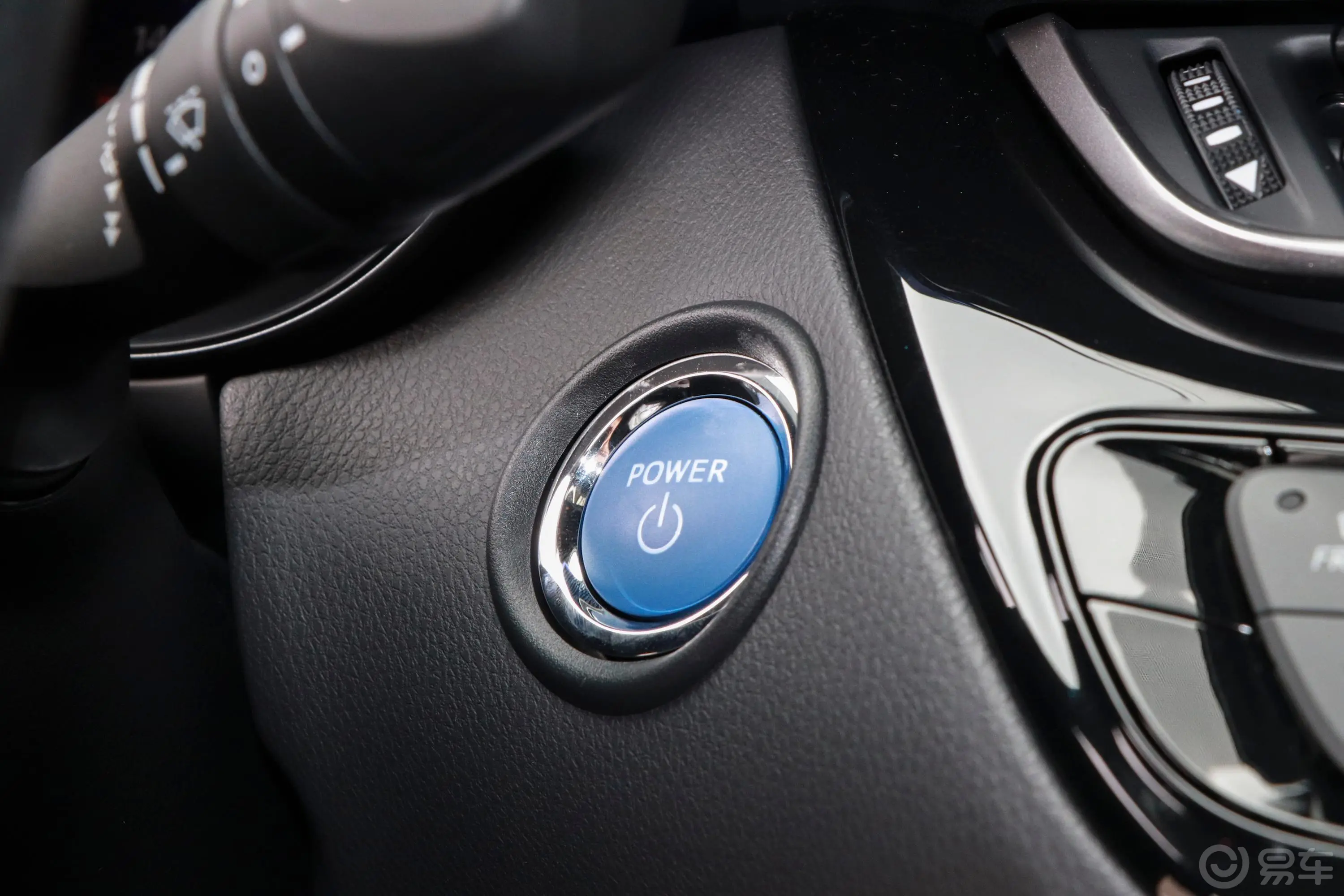 丰田C-HR EV豪华天窗版钥匙孔或一键启动按键