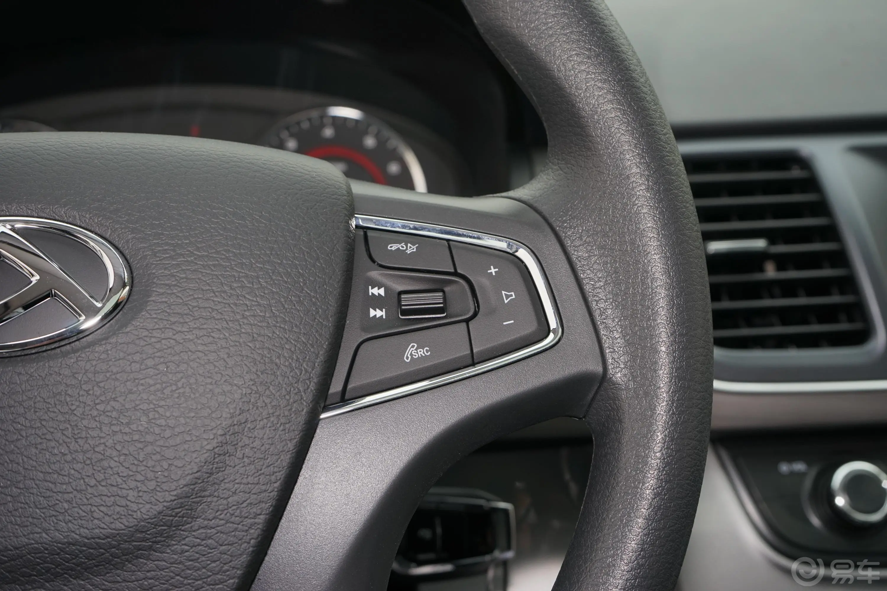 大通G102.0T 自动精英版 汽油 7座右侧方向盘功能按键