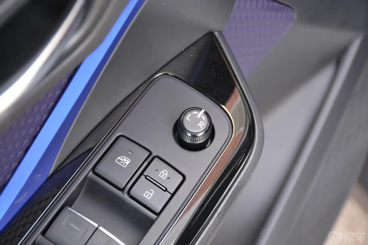 丰田C-HR EV豪华天窗版后视镜调节键