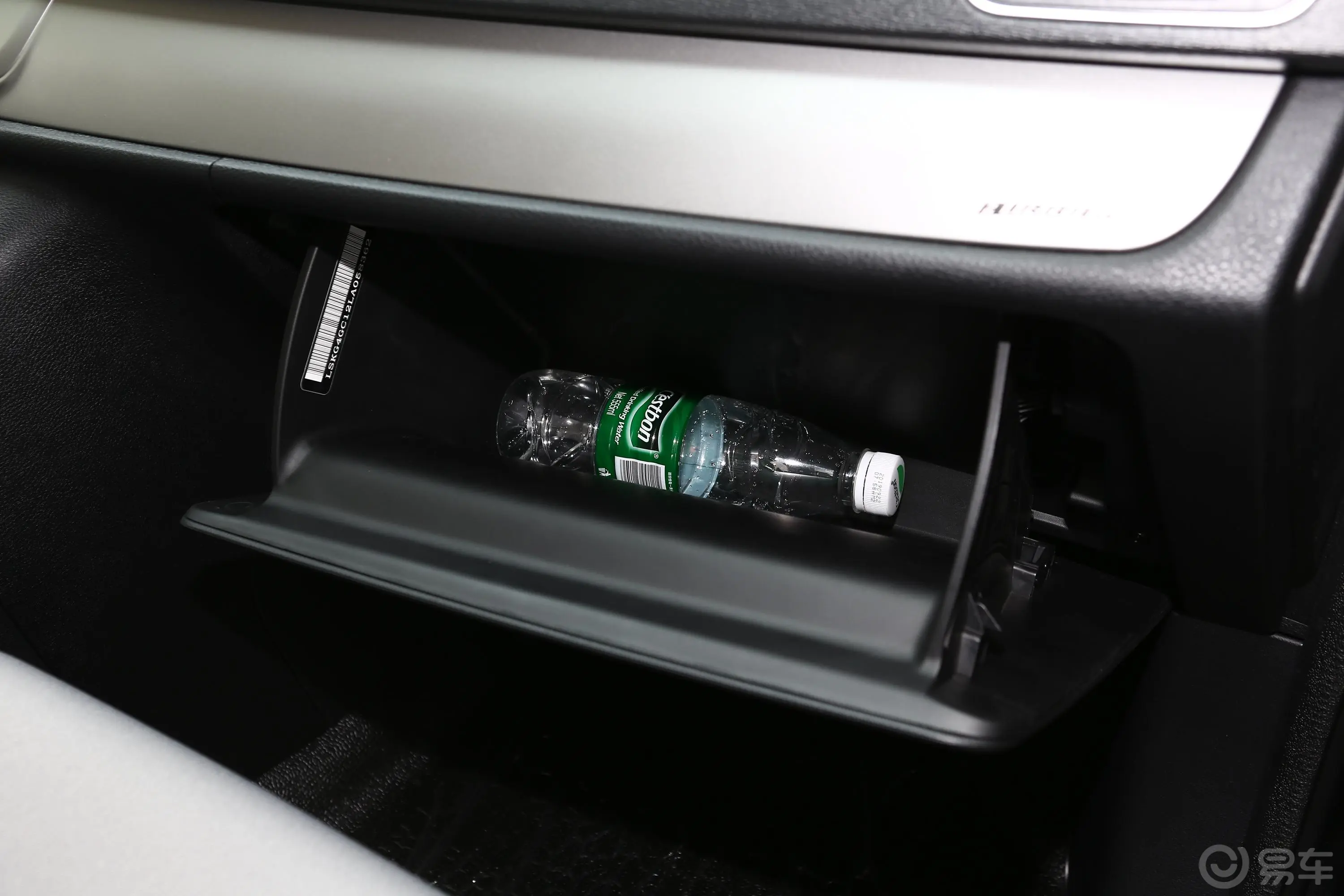 大通G102.0T 手动智享版 柴油 7座手套箱空间水瓶横置