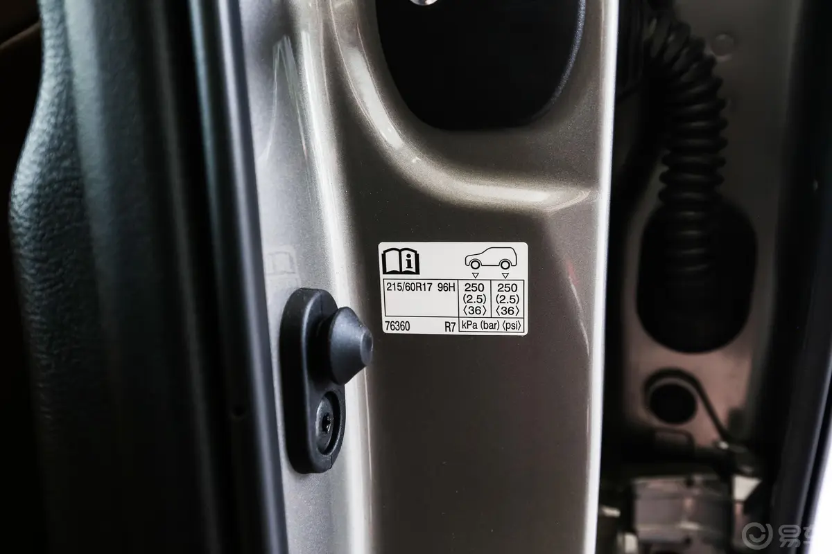 雷克萨斯UX 纯电动300e 纯·悦版胎压信息铭牌