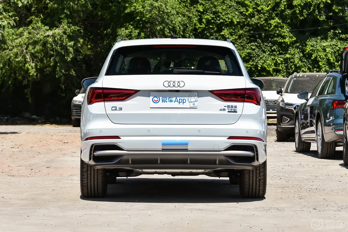 奥迪Q345 TFSI quattro 豪华动感型正后水平