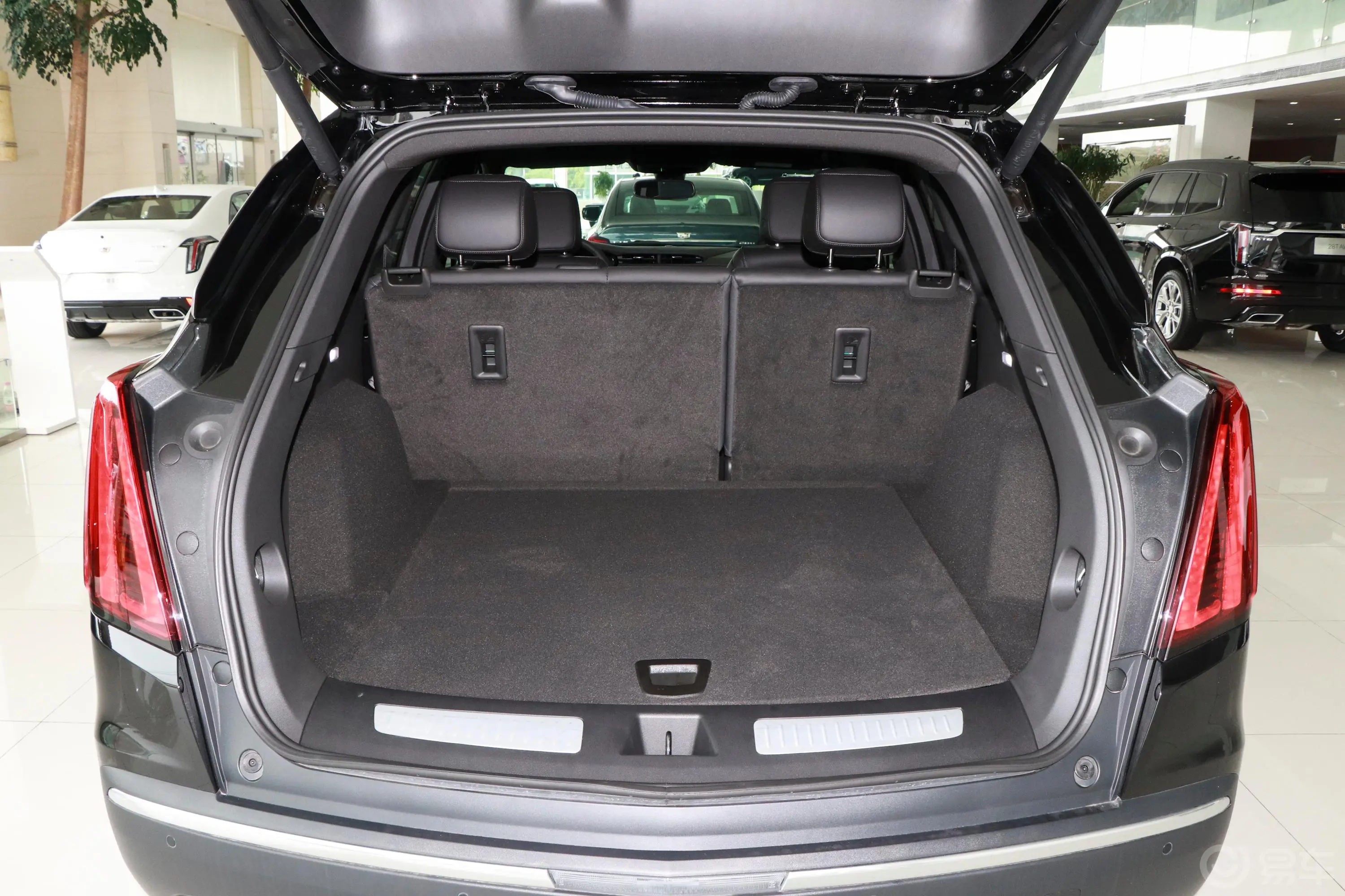 凯迪拉克XT5改款 28T 四驱 豪华型后备厢空间特写