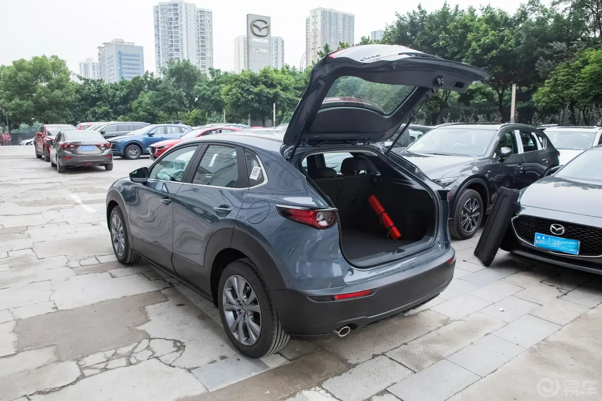 马自达CX-302.0L 手自一体 雅悦型后备厢开启45度侧拍