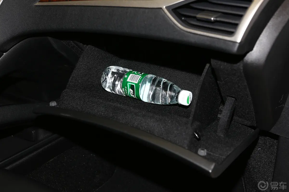 林肯MKZ2.0T 尊享版手套箱空间水瓶横置