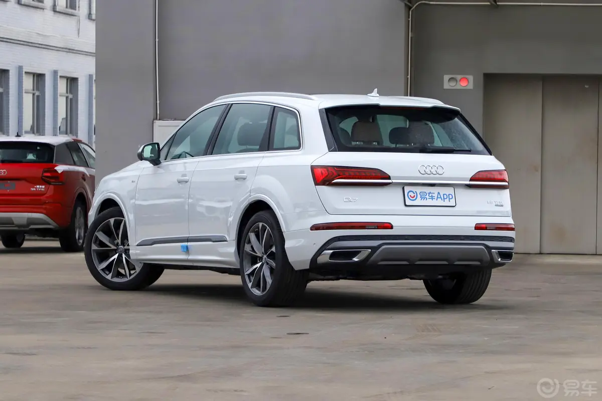 奥迪Q755 TFSI quattro S line 运动型侧后45度车头向左水平