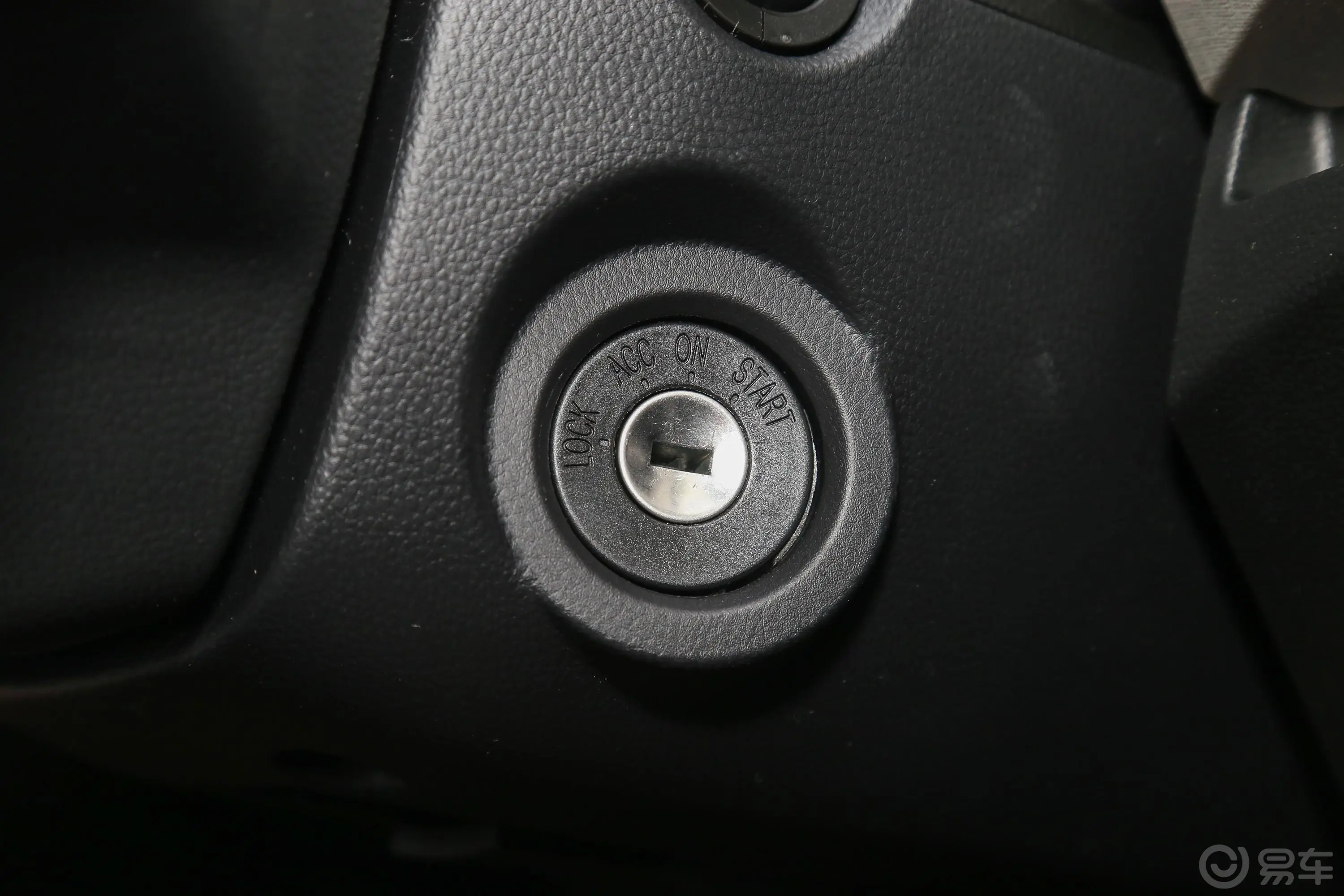 五菱宏光PLUS1.5L 手动 舒适型 7座钥匙孔或一键启动按键