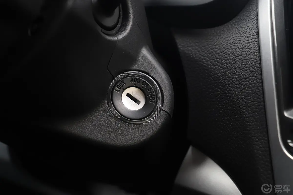 威虎2.5T 手动四驱大双标准型 柴油 国VI钥匙孔或一键启动按键