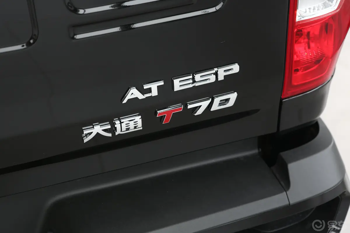 大通T702.0T 自动两驱双排长厢纪念版 柴油外观
