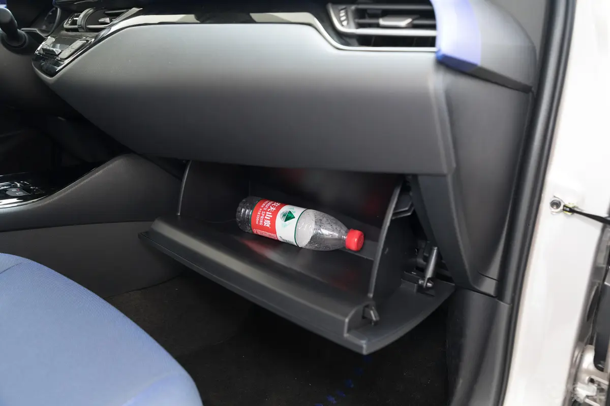 丰田C-HR EV豪华版手套箱空间水瓶横置