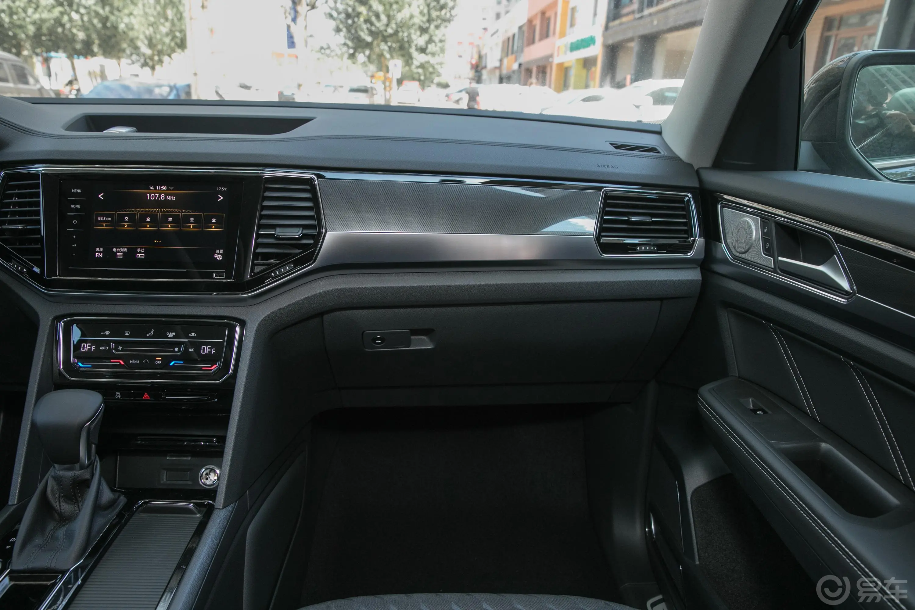 途昂途昂X 330TSI 两驱 豪华版副驾驶位区域