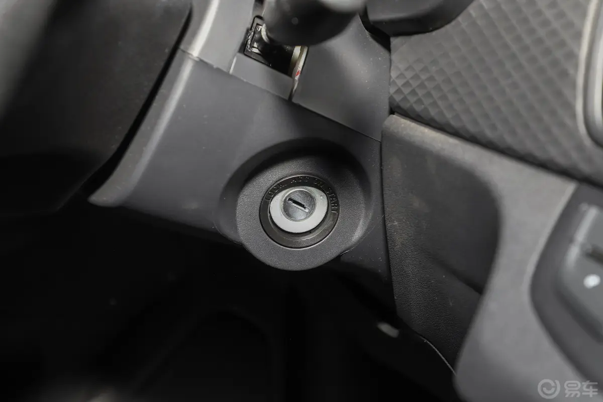 风光330330S 1.5L 精典型厢式车钥匙孔或一键启动按键