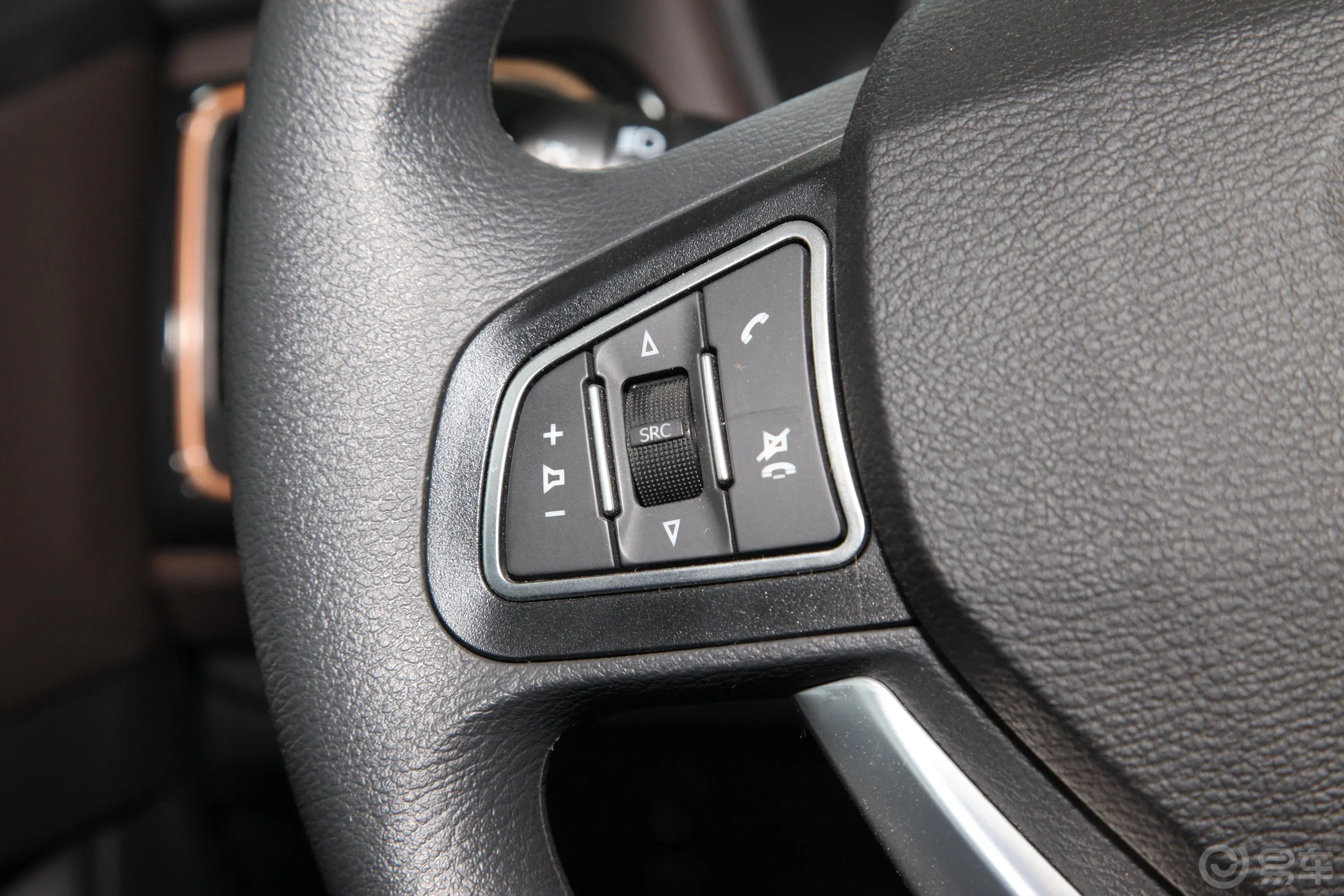 领主乘用版 2.4T 手动 两驱 大双 豪华版 汽油 国VI左侧方向盘功能按键