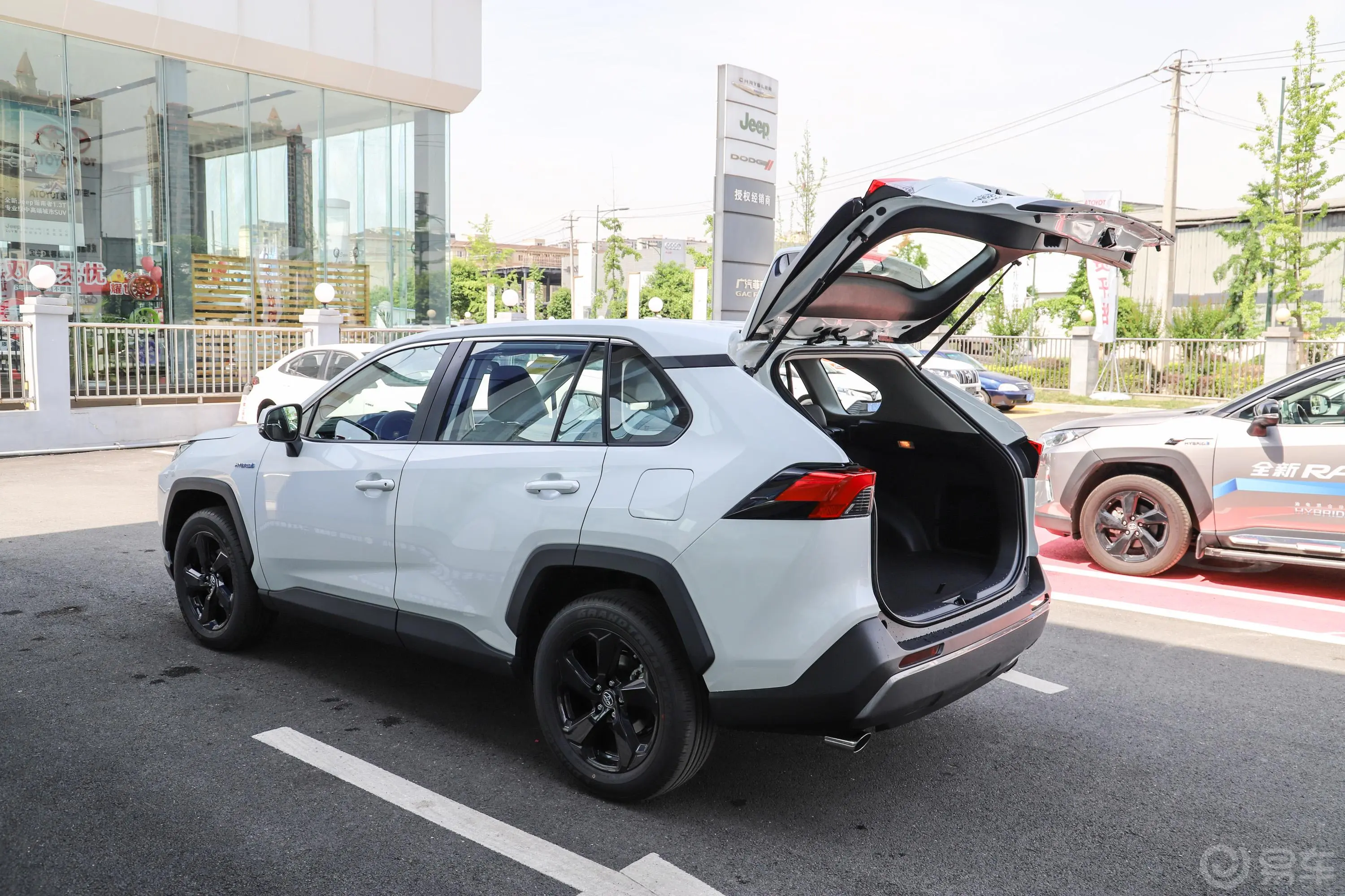 RAV4荣放双擎 2.5L E-CVT 四驱 精英Plus版后备厢开启45度侧拍