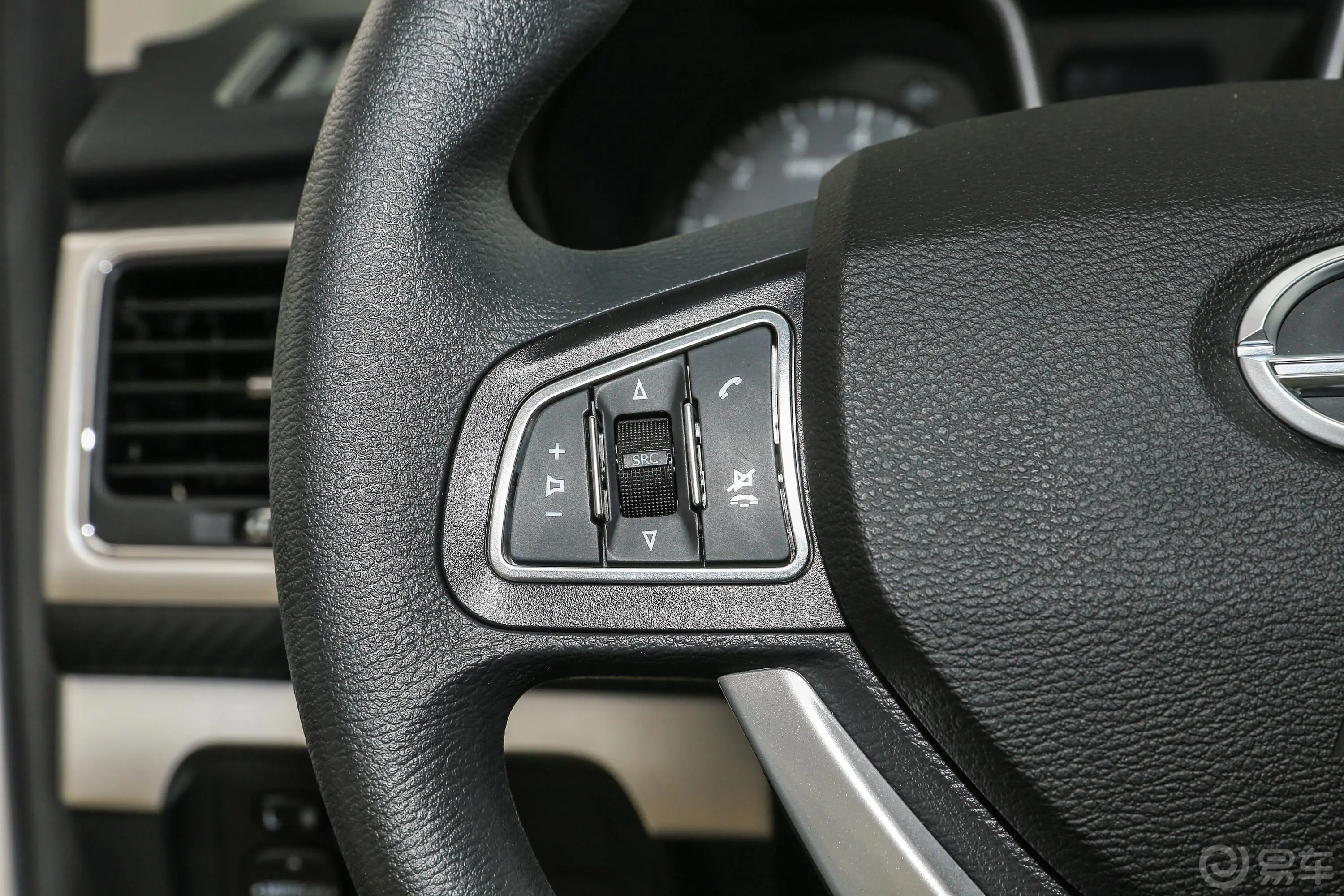 领主商用版 2.4T 手动四驱标双标准版 汽油 国VI左侧方向盘功能按键