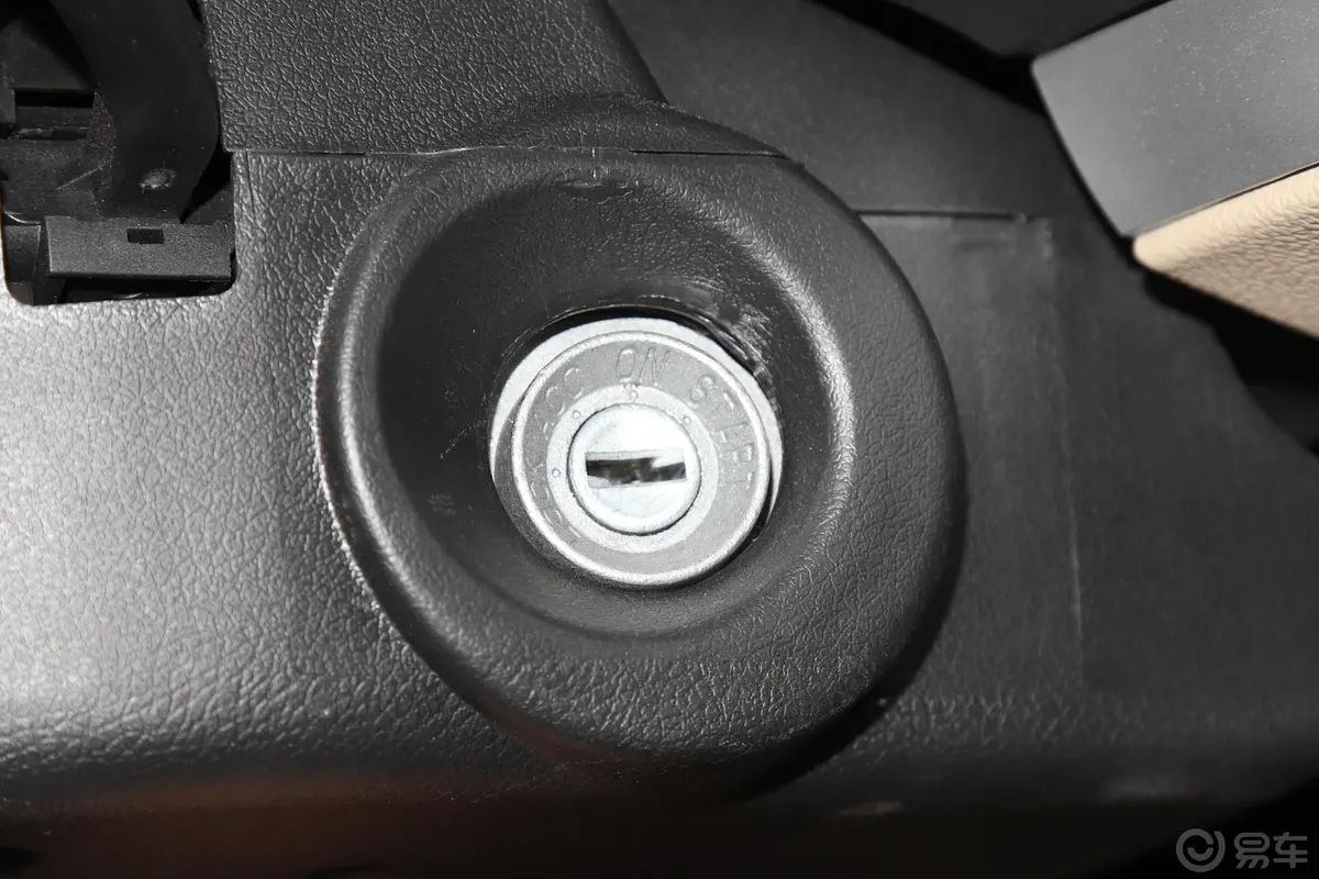 跨越王X5厢式运输车N1 1.5L 单排双后轮 标准版 SC5031XXYFAD6A3 汽油 国VI钥匙孔或一键启动按键