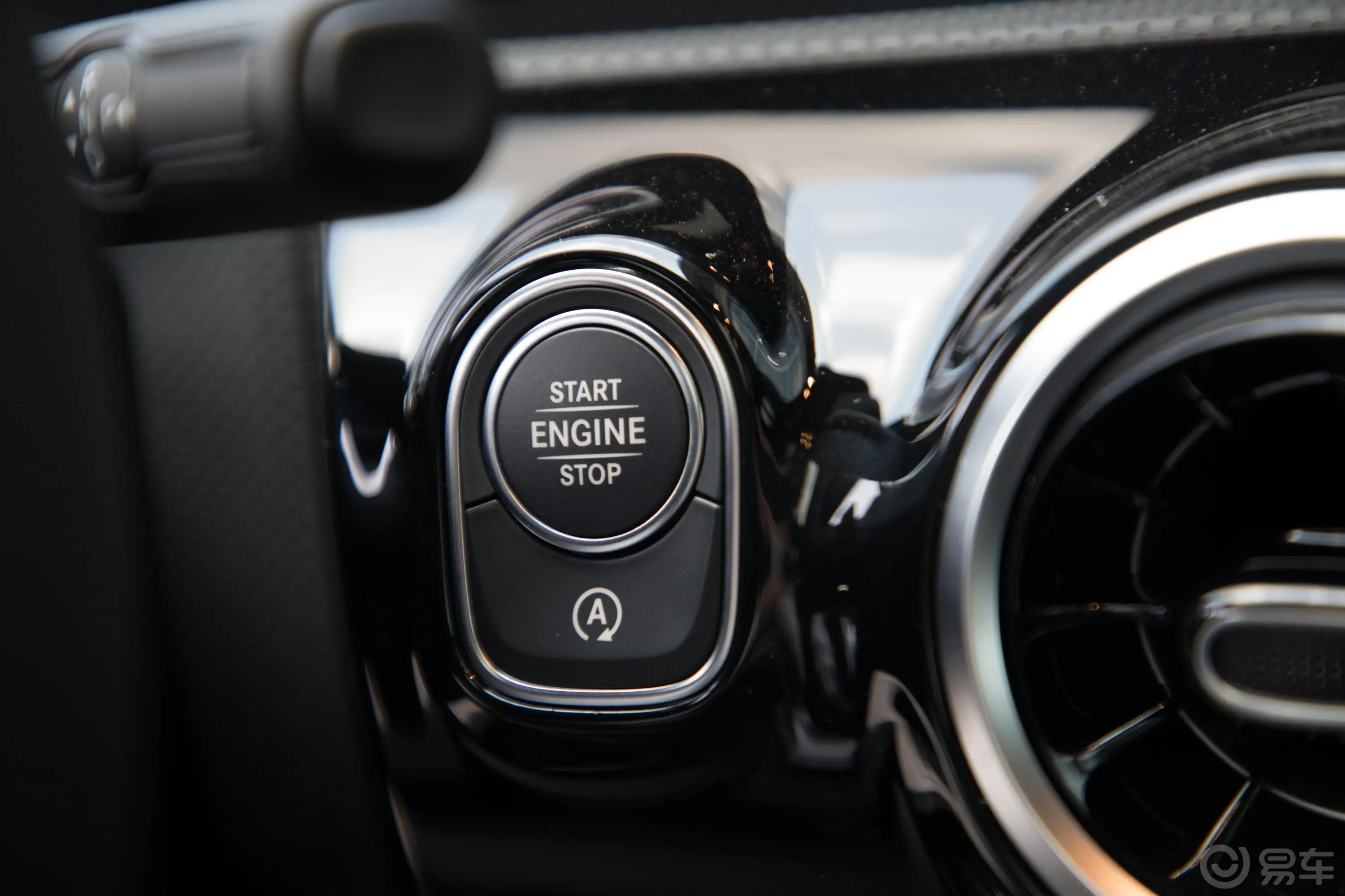 奔驰A级改款 A 180 L 运动轿车钥匙孔或一键启动按键