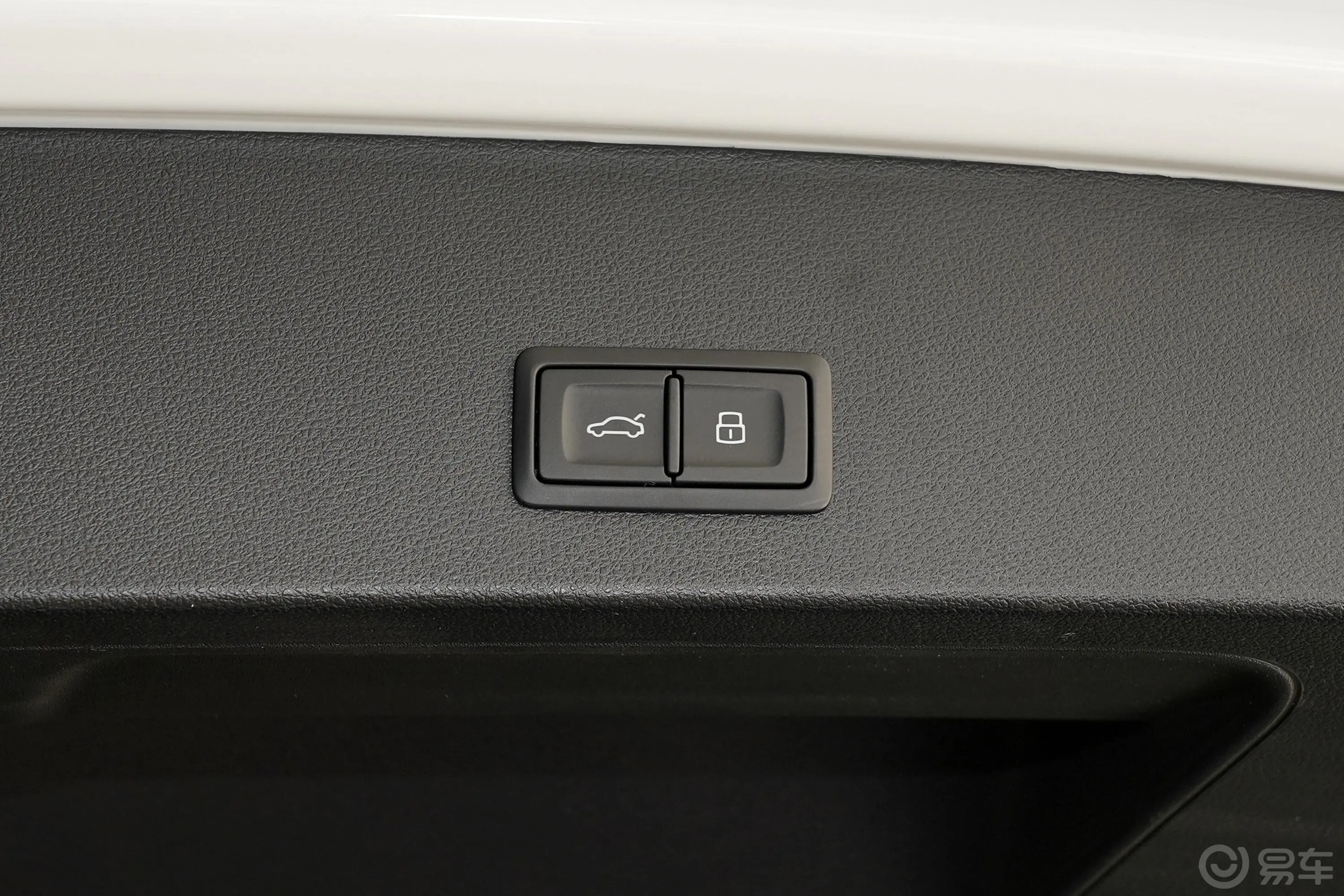 奥迪Q2L35 TFSI 豪华动感型电动尾门按键（手动扶手）