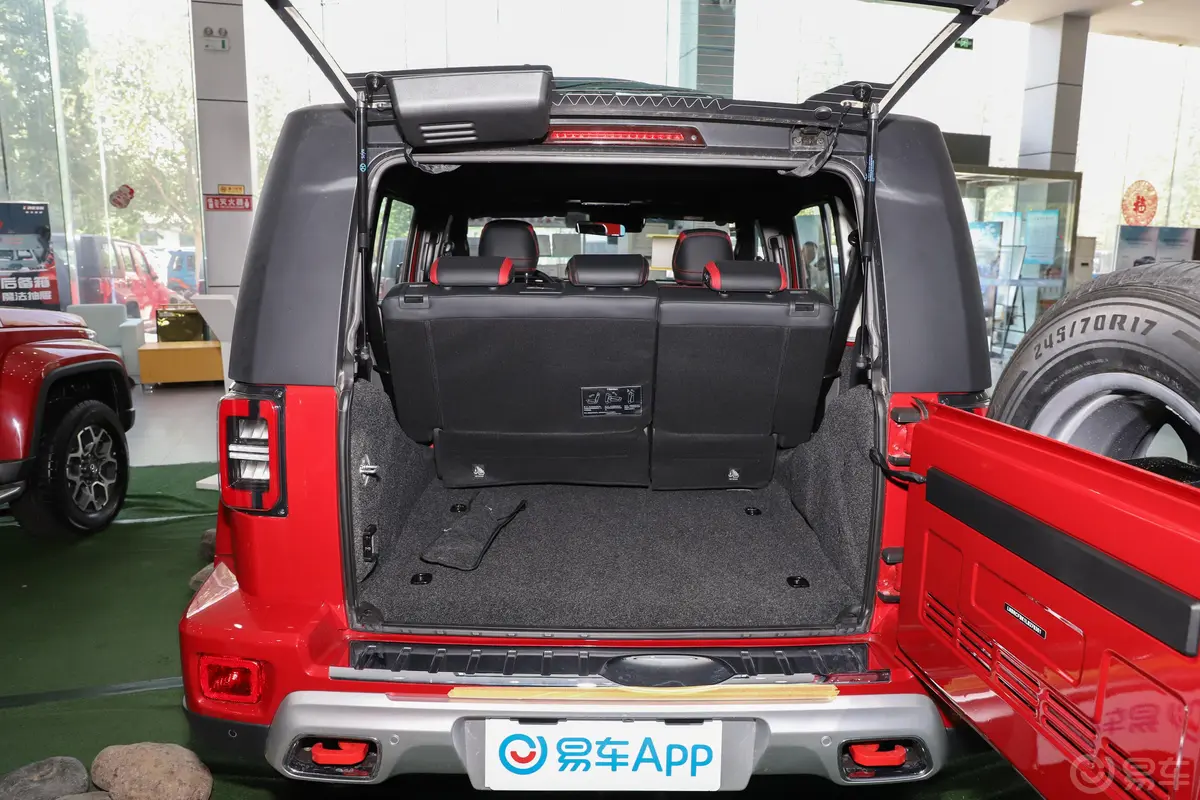 北京BJ40城市猎人版 2.0T 自动四驱侠客版 汽油后备厢空间特写