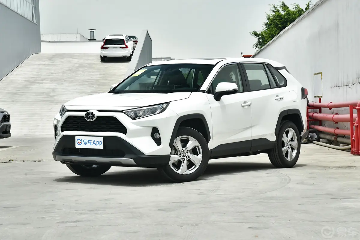 RAV4荣放2.0L CVT 四驱 风尚Plus版侧前45度车头向左水平