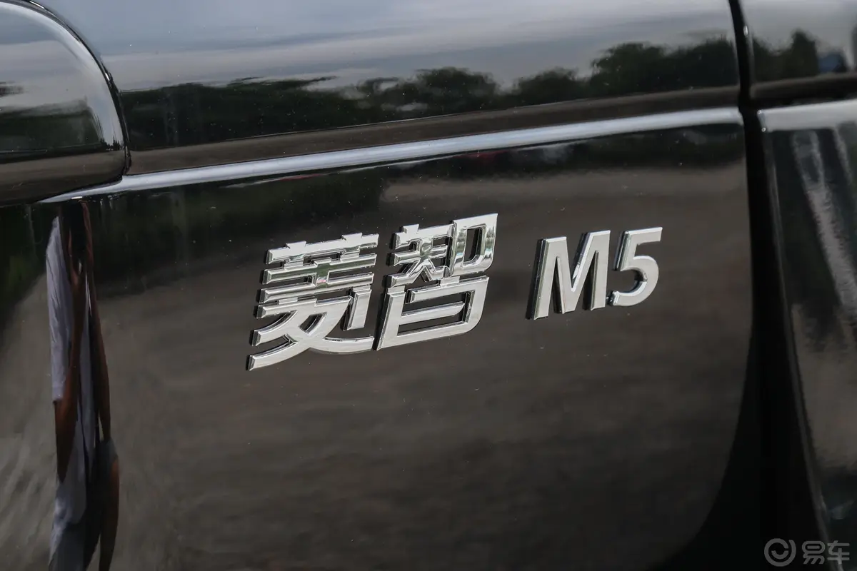 菱智M5 1.6L 特供版 6座 国V外观