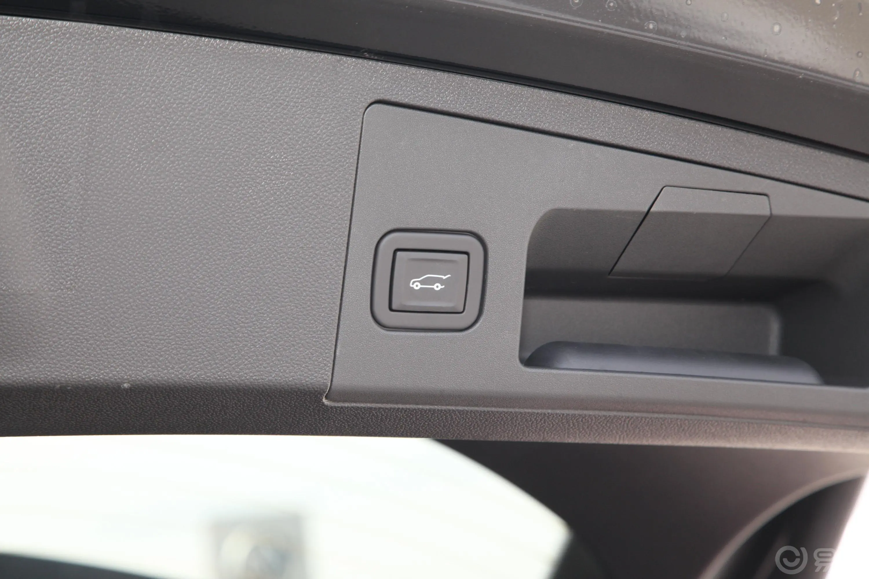 凯迪拉克XT4改款 28T 两驱 豪华型电动尾门按键（手动扶手）