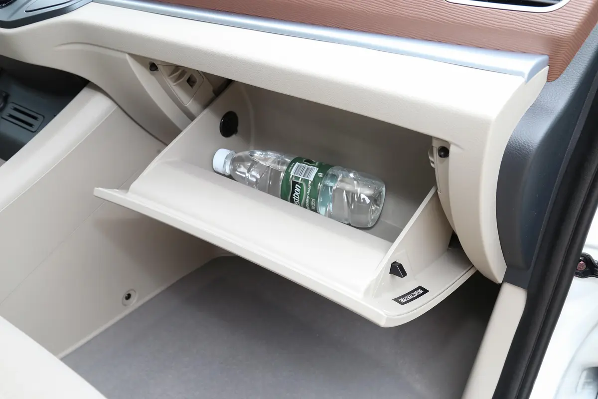 菱智M5L 1.6L 手动 舒适型 9座手套箱空间水瓶横置