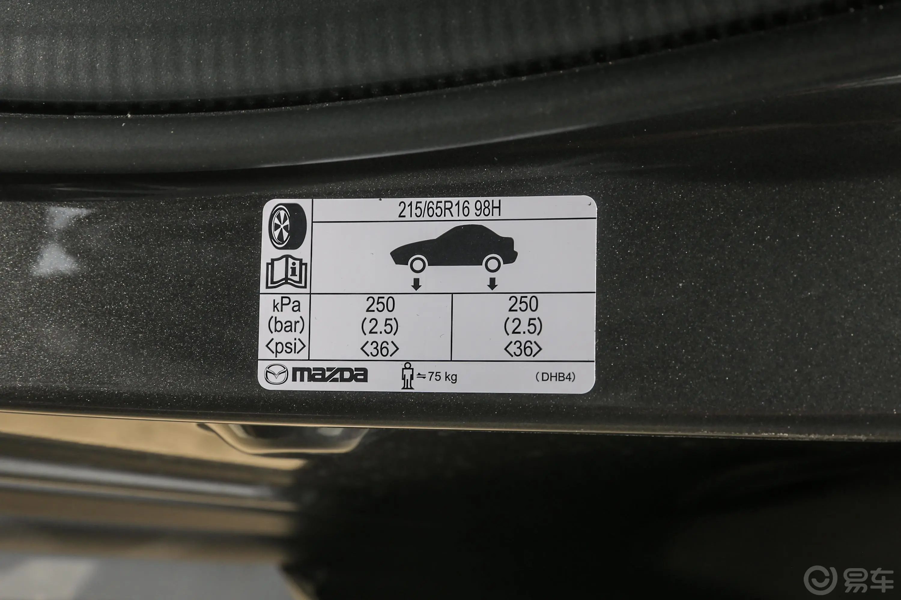 马自达CX-302.0L 手自一体 尚悦型胎压信息铭牌