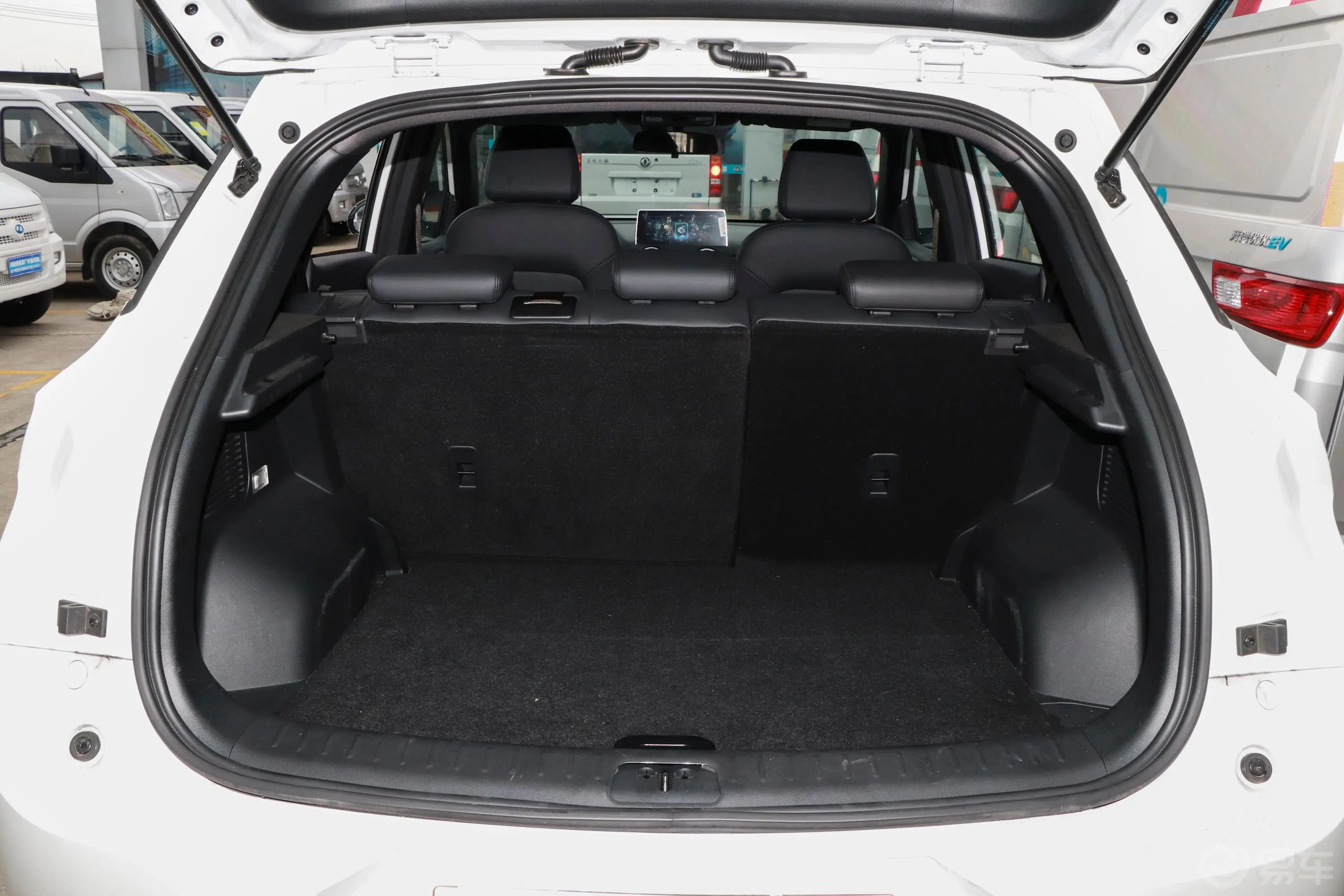 瑞驰新能源S513智豪型后备厢空间特写