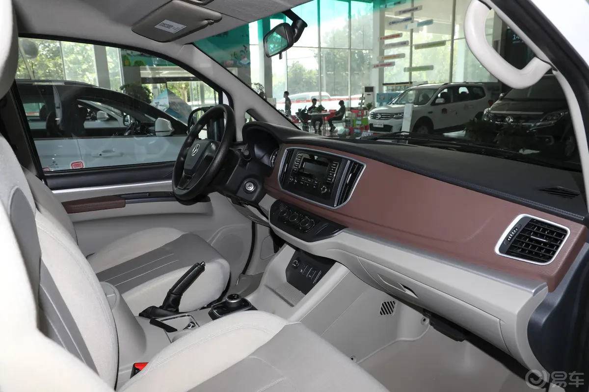 菱智M5 EV长航版 舒适型 7座内饰全景副驾驶员方向
