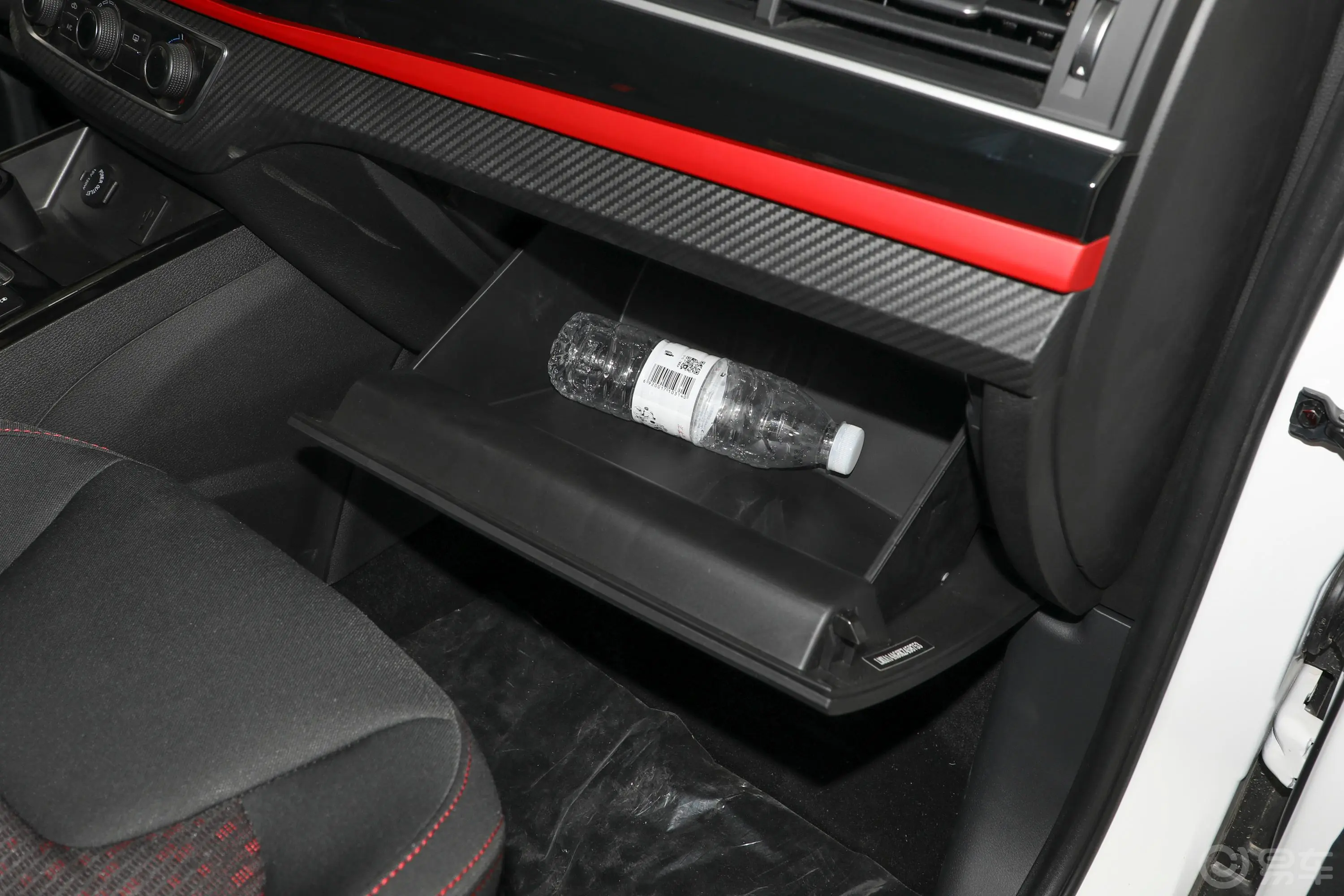 风行SX61.6L 手动 舒适版 国VI手套箱空间水瓶横置