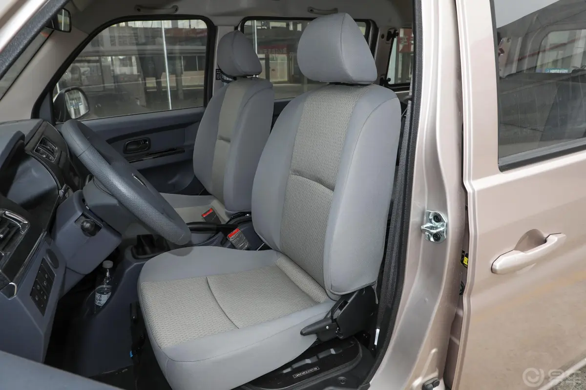 金杯小海狮X301.5L 客车舒适型 6座 国VI驾驶员座椅