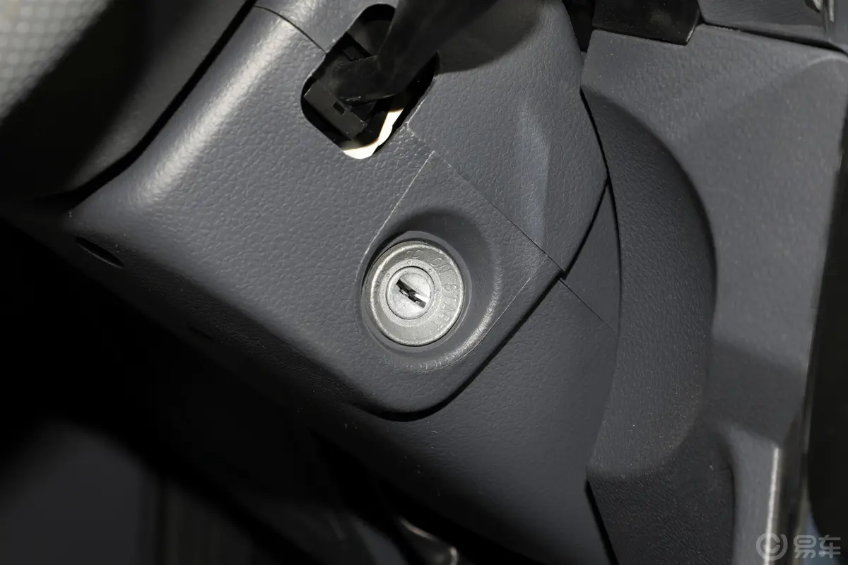 金杯小海狮X301.5L 客车舒适型 6座 国VI钥匙孔或一键启动按键