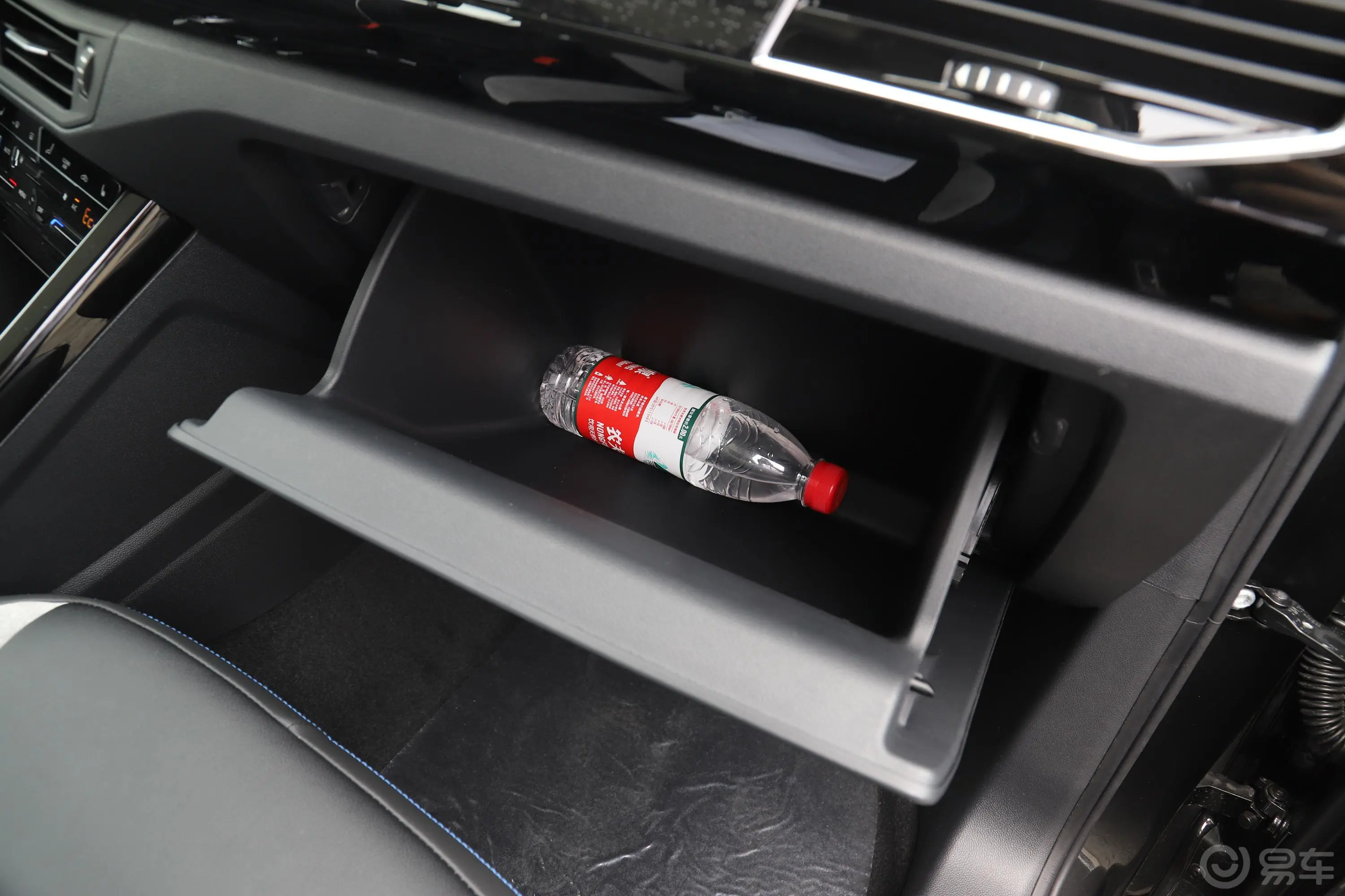 探岳GTE 插电混动改款 1.4T 双离合 豪华型手套箱空间水瓶横置