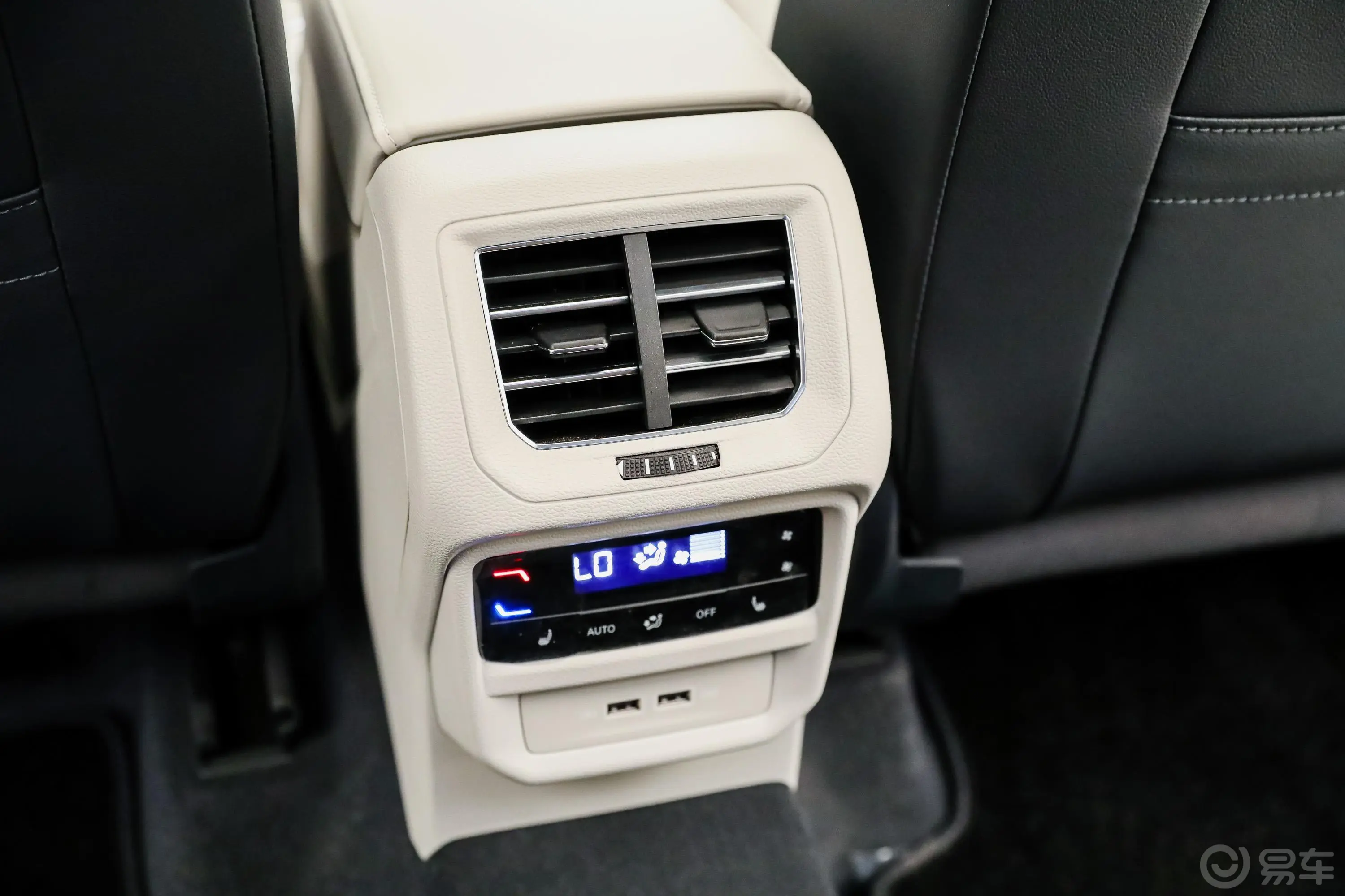 探岳X380TSI 四驱 尊崇智联版空间