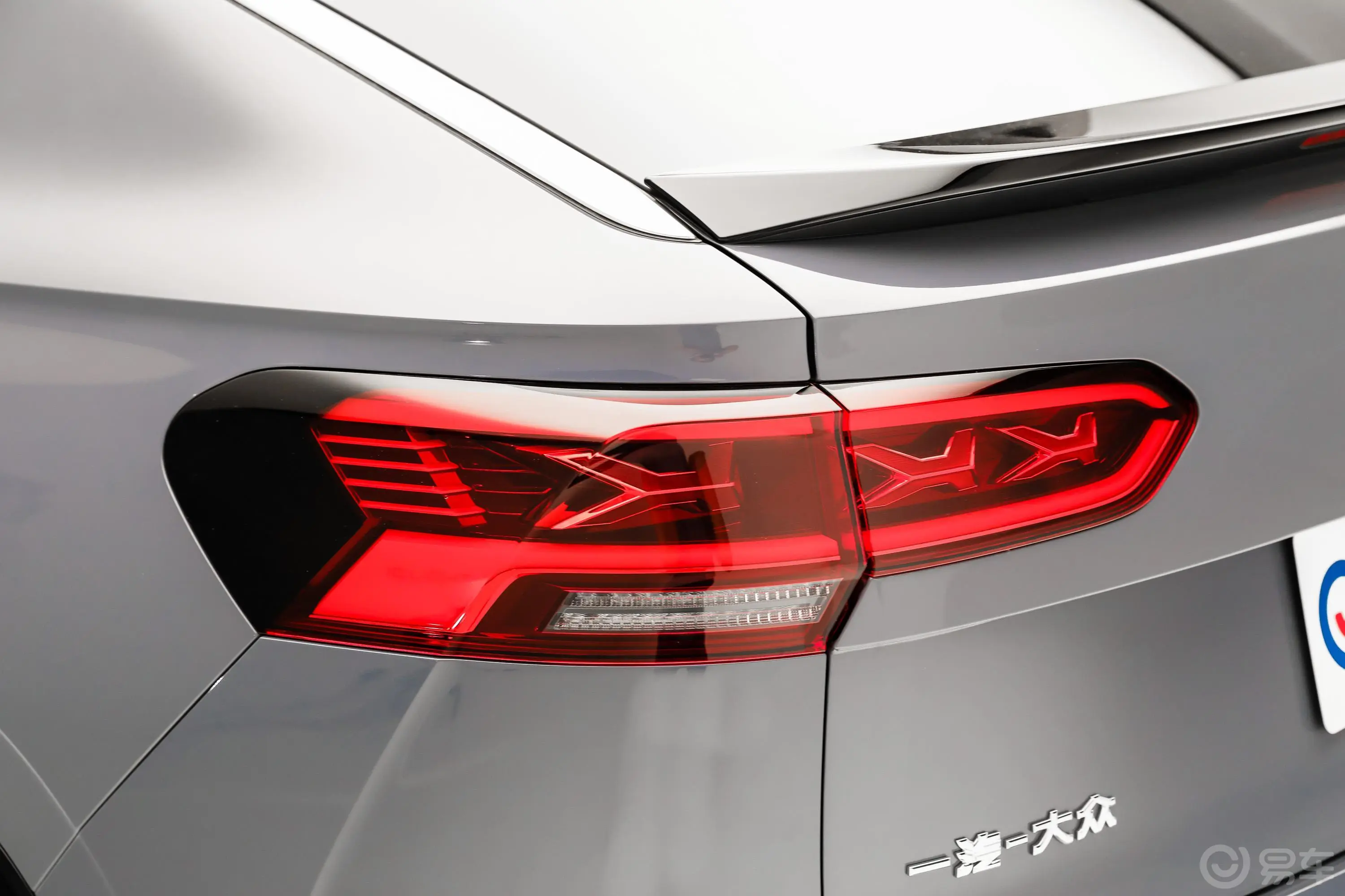 探岳X380TSI 四驱 尊崇智联版尾灯侧45度俯拍