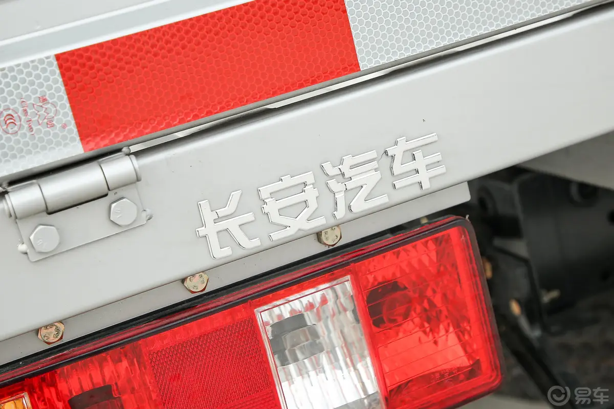 跨越王X5载货汽车N1 1.5L 双排双后轮 舒适版（5.93米） SC1031FRS6A2 汽油 国VI外观