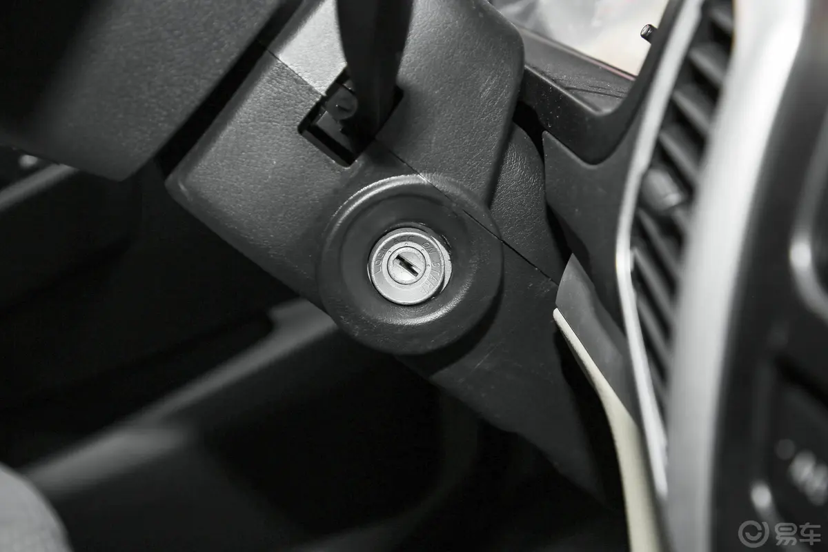 跨越王X5载货汽车N1 1.5L 双排双后轮 舒适版（5.93米） SC1031FRS6A2 汽油 国VI钥匙孔或一键启动按键