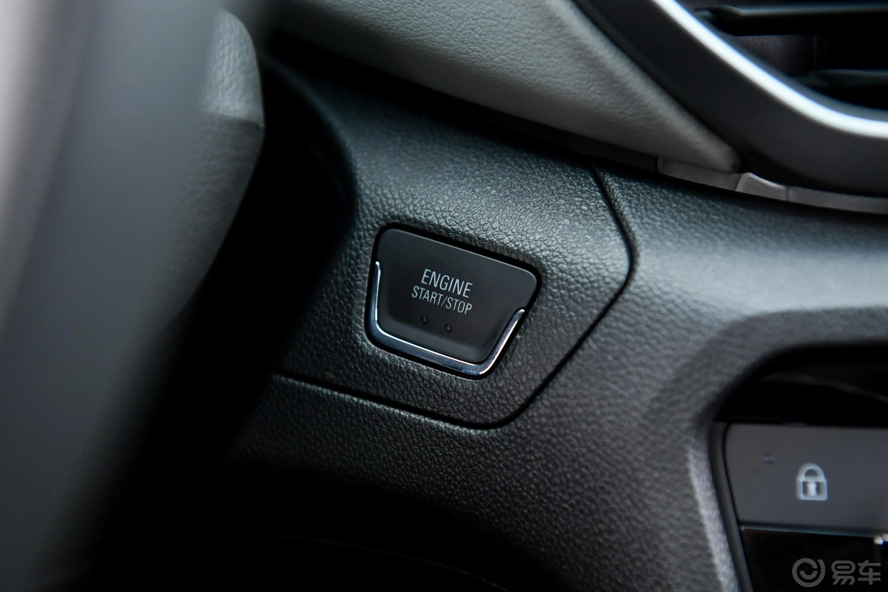 沃兰多轻混 530T 自动劲享版 7座钥匙孔或一键启动按键