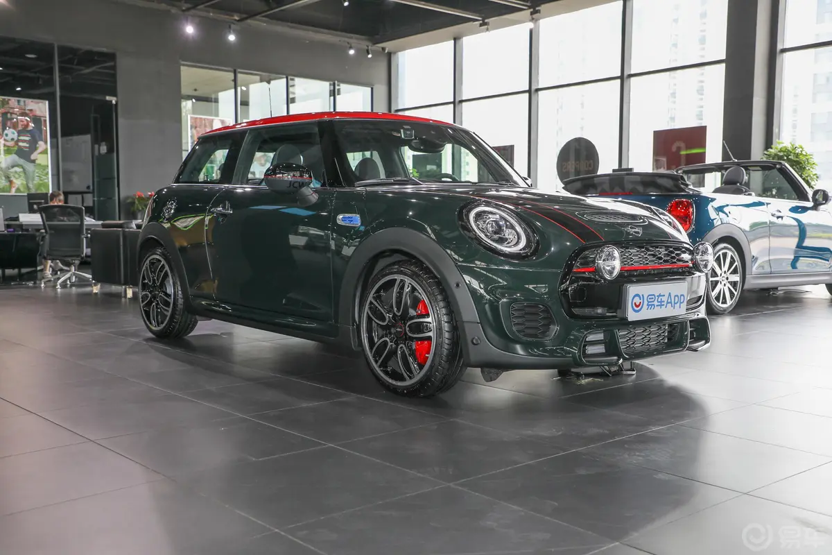 MINI JCW2.0T侧前45度车头向右水平