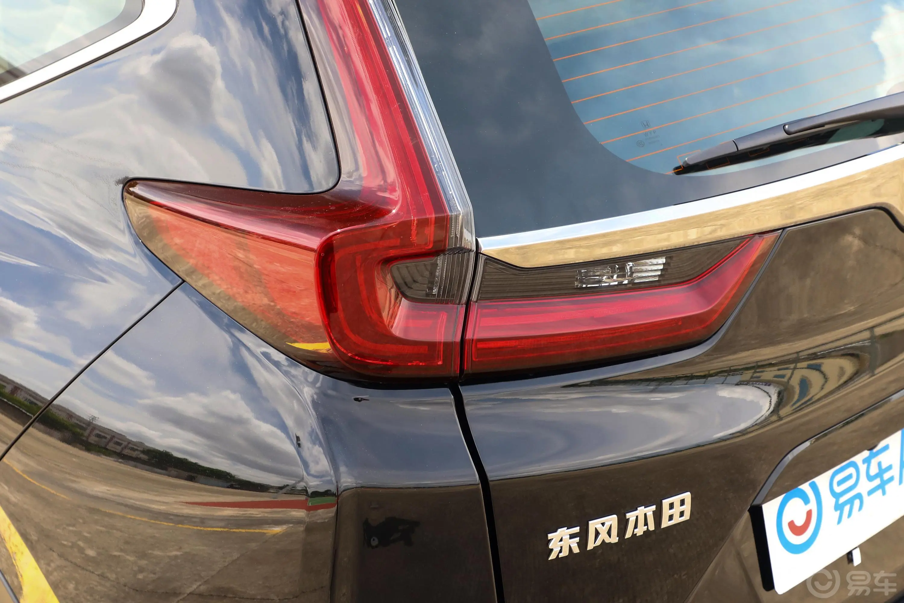 本田CR-V240TURBO CVT 两驱 舒适版尾灯侧45度俯拍