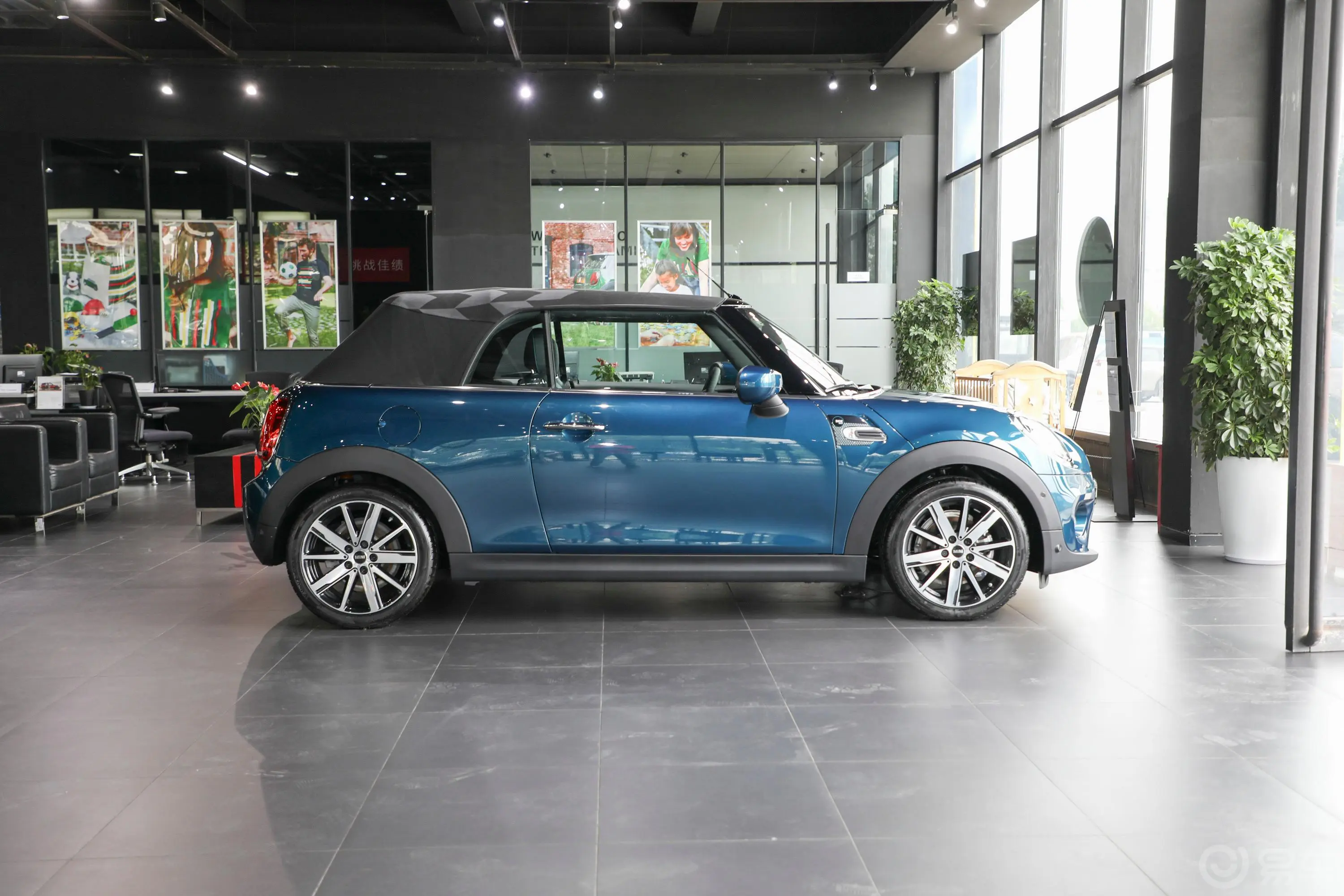 MINI CABRIO1.5T COOPER CABRIO Sidewalk外观